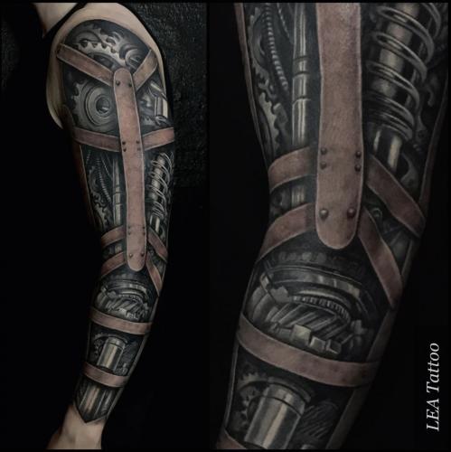Biomechanic sleeve in black and gray